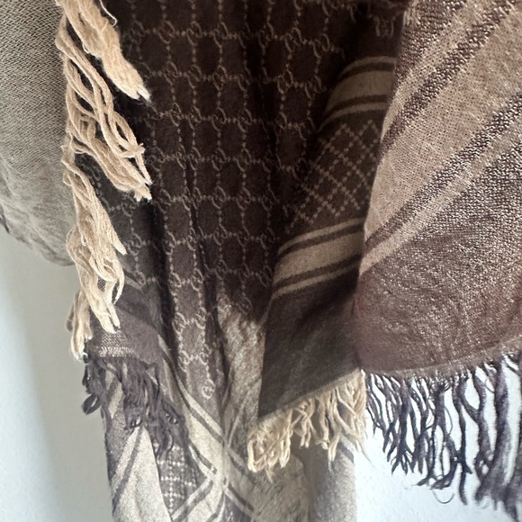 GUCCI SCARF X LARGE SIZE WITH FOX FUR AROUND - Picture 11 of 12